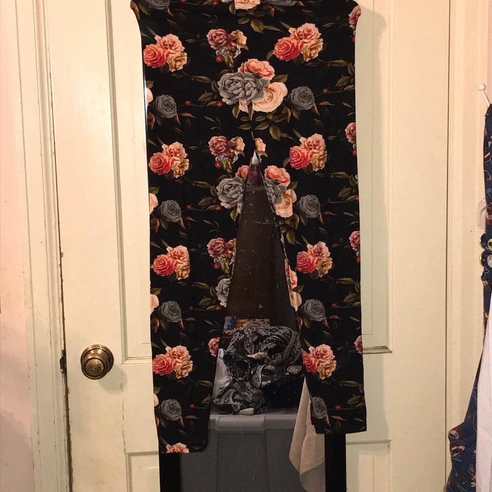 ⭐ BOGO ⭐ Rose Leggings